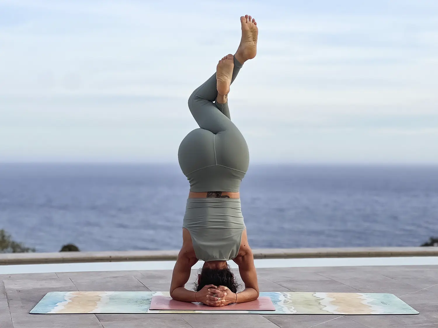 mujer haciendo postura de cabeza yoga